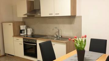 Kühlschrank, Ofen, Herdplatte, Wasserkocher mit Kaffee-/Teezubehör