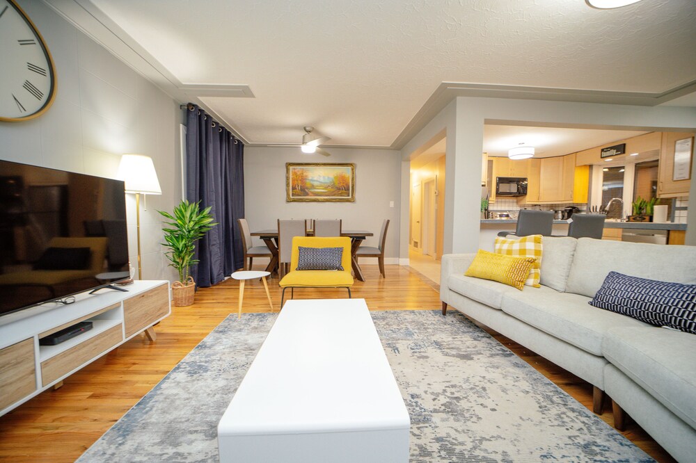 Cozy 3 Bedroom Contemporary Home With Free Parking