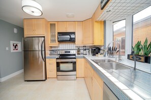 Een koelkast, een microgolfoven, een oven, een kookplaat