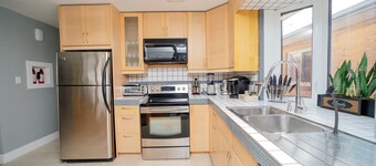 Cozy 3 Bedroom Contemporary Home With Free Parking 