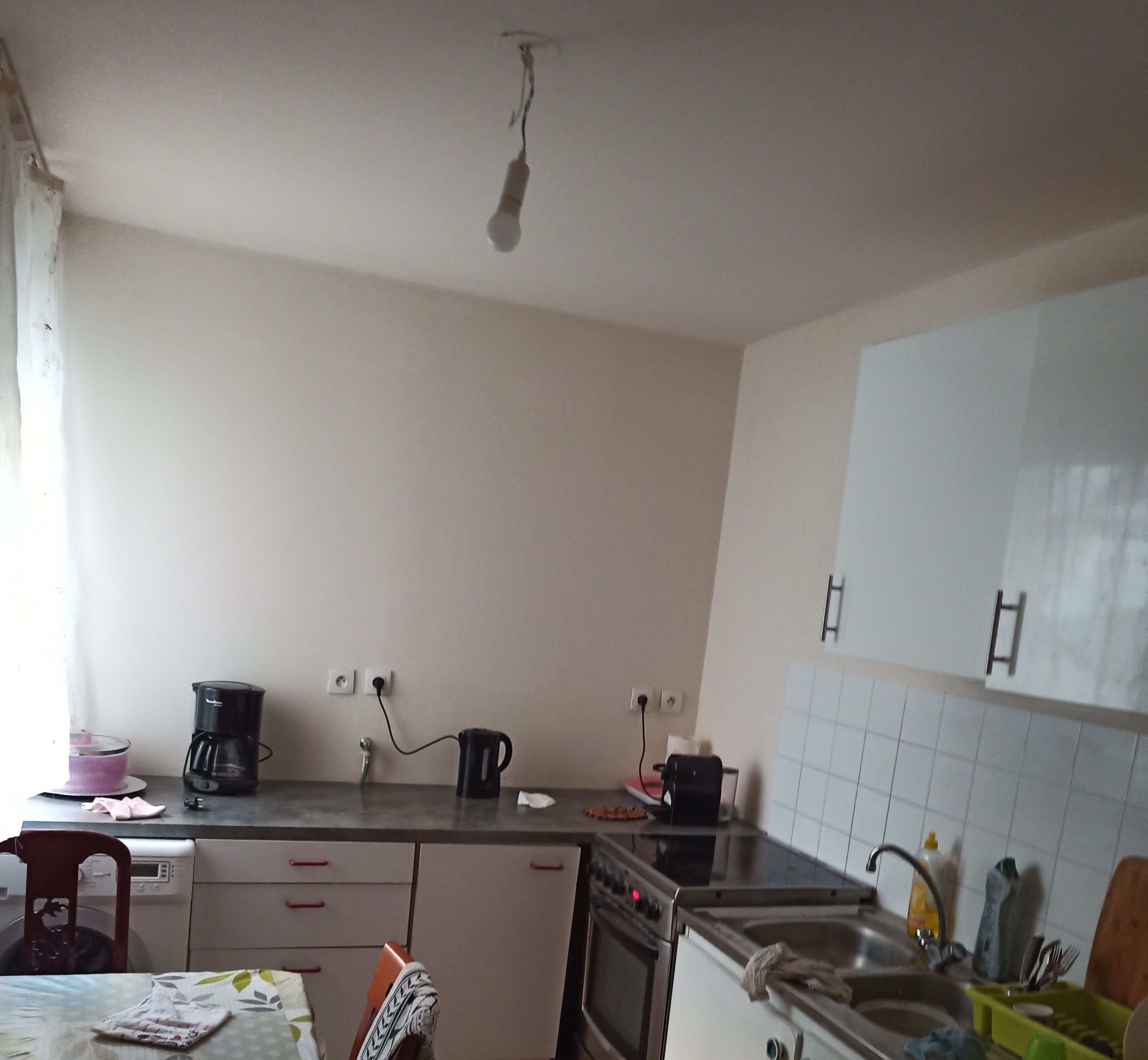 Fridge, oven, stovetop, coffee/tea maker