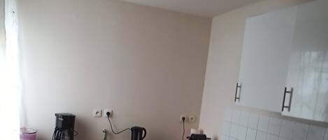 Køleskab, ovn, kogeplade, kaffe-/temaskine