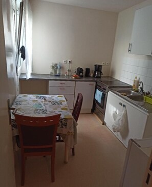 冷蔵庫、オーブン、コンロ、コーヒー / ティーメーカー