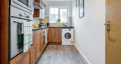 Free parking★ Gated Haven★ Stunning 2 Bed Apt ★WatfordFC/Hospital/Atria/Theater★