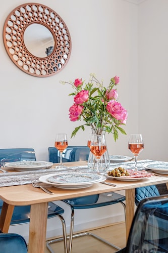 Free parking★ Gated Haven★ Stunning 2 Bed Apt ★WatfordFC/Hospital/Atria/Theater★