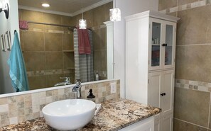 Combined shower/bathtub, hair dryer, towels - Kalanikai 303 - 2 blocks from the Kailua Pier (Kailua Kona)