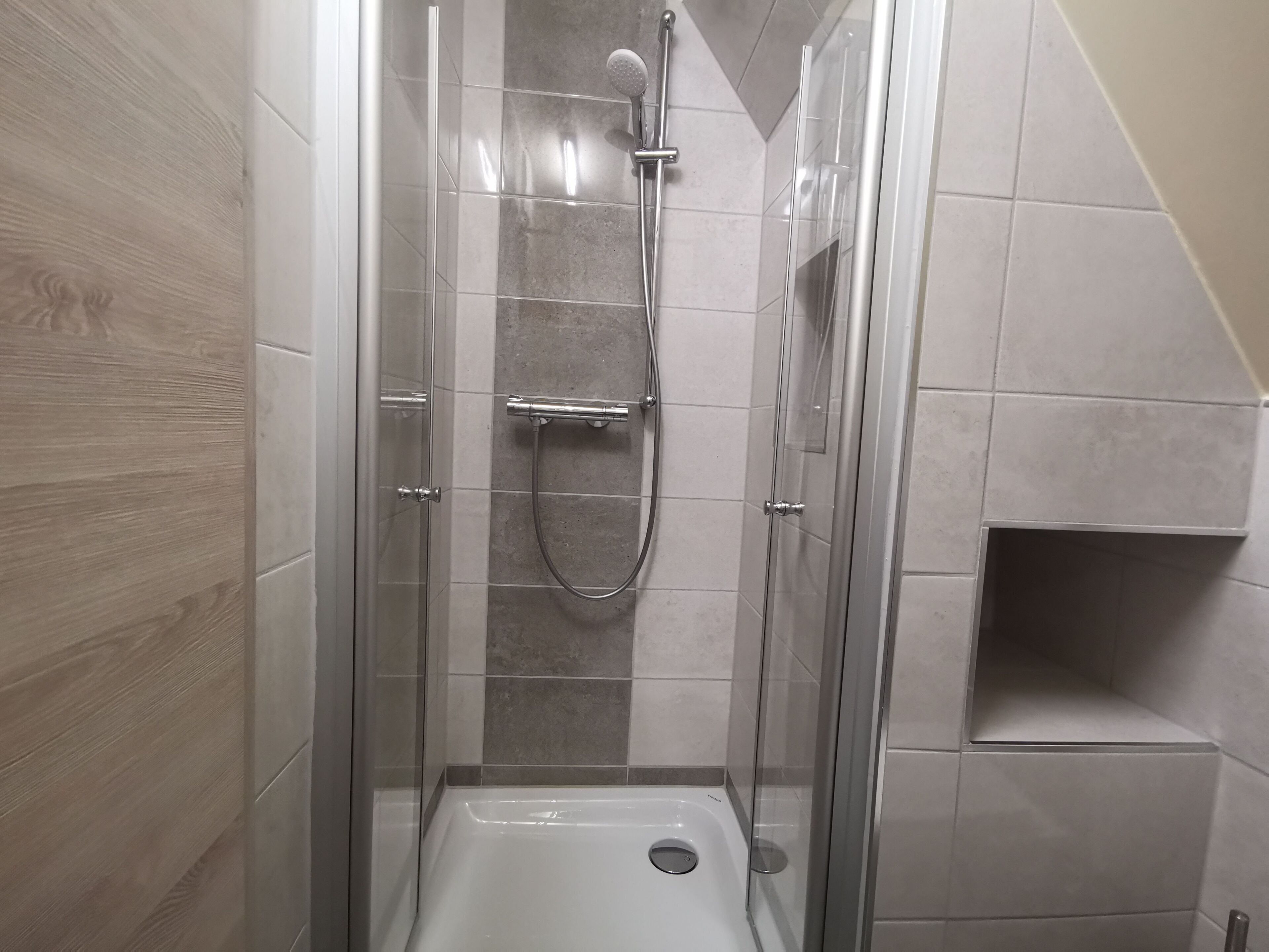 Dusche, Haartrockner, Seife, Toilettenpapier