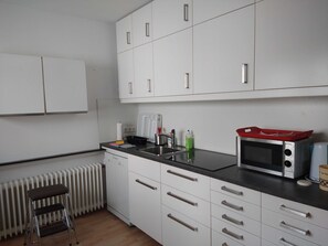 Køleskab, mikrobølgeovn, ovn, kaffe-/temaskine