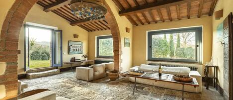 Televisión, chimenea