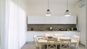 Jääkaappi, mikroaaltouuni, uuni, astianpesukone