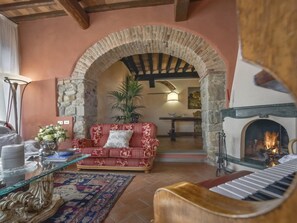 TV, fireplace, DVD player - Magnificent villa in the countryside near Pistoia. Pool, Airco, BBQ (Serravalle Pistoiese)