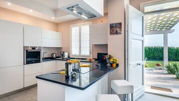 Kühlschrank, Mikrowelle, Ofen, Geschirrspüler