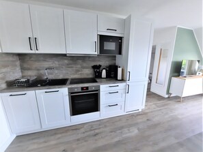 Een koelkast, een microgolfoven, een oven, een vaatwasser