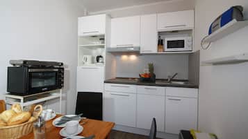Fridge, microwave, oven, coffee/tea maker