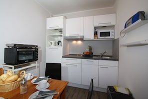 KĂŒhlschrank, Mikrowelle, Ofen, Wasserkocher mit Kaffee-/Teezubehör
