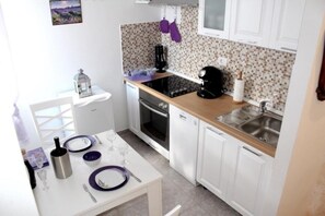 Fridge, oven, stovetop, dishwasher