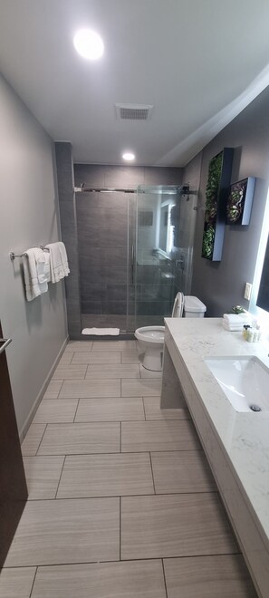 Douche, serviettes fournies