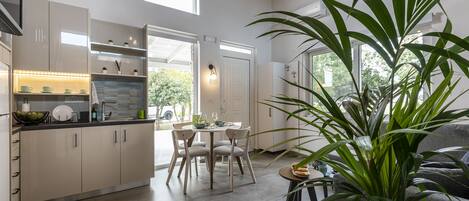 ميكروويف، ماكينة لصنع القهوة/الشاي، محمصة خبز، خلاط