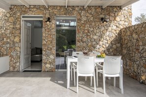 Outdoor dining - EPTA Houses (KOS)