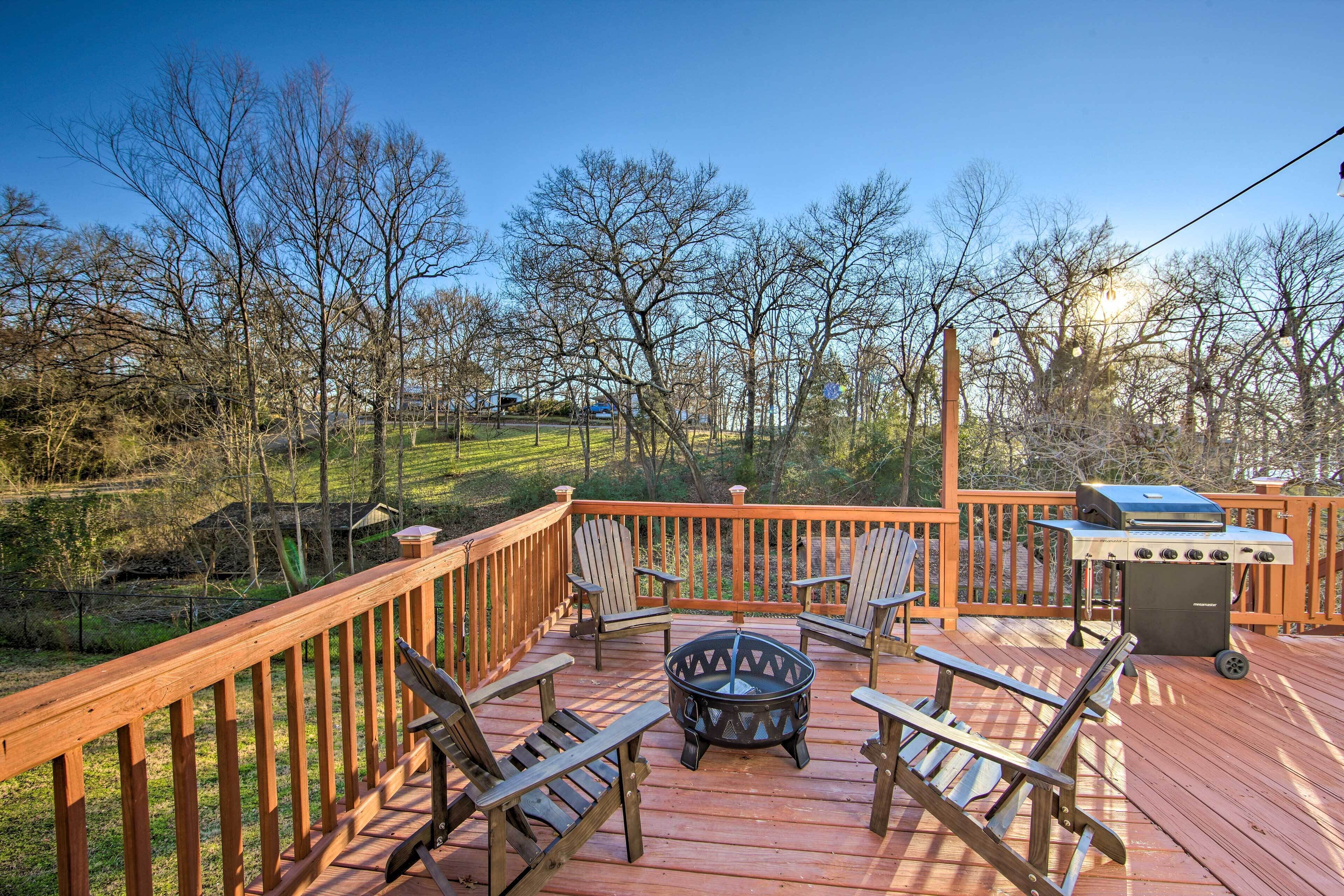 Cedar Creek Lake Getaway w/ Wraparound Deck!