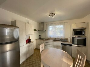 Mikrobølgeovn, kogeplade, opvaskemaskine, kaffe-/temaskine