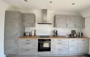 Fridge, oven, dishwasher, coffee/tea maker