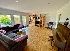 Unclassified image, 5 of 13, button