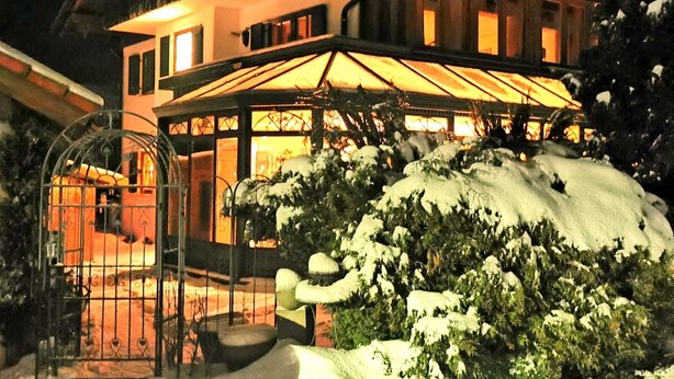 A modern two-story building with a glass entrance and snow-covered surroundings. - Constance mountain view with winter garden (Oberstaufen)