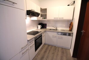 Kühlschrank, Mikrowelle, Ofen, Geschirrspüler