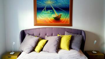 2 bedrooms, desk, iron/ironing board, WiFi