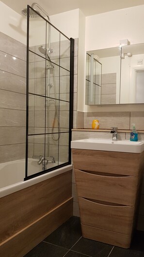 Combined shower/bathtub, hair dryer, towels, soap - Lichfield 2-bed whole apartment (Lichfield)