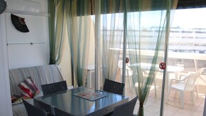 Dining - "Studio climatisé avec terrasse ouest et parking - 34300 Agde" (Cap d'Agde naturisme)