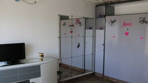Interior - "Studio climatisé avec terrasse ouest et parking - 34300 Agde" (Cap d'Agde naturisme)