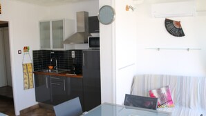 Dining - "Studio climatisé avec terrasse ouest et parking - 34300 Agde" (Cap d'Agde naturisme)