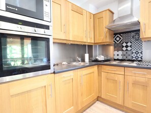 Geladeira, micro-ondas, lava-louças