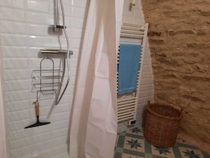 Shower, hair dryer, towels, soap - Grange aux rougequeues Gîte 1 (Laval-du-Tarn)