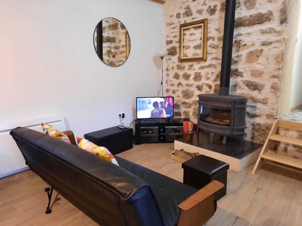 Fernseher, Kamin, Bücher