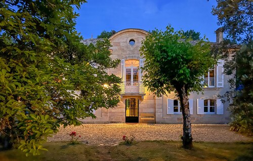 Luxurious home in Saint-Christoly-de-Bla