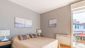 Ein Schlafzimmer mit einem Bett, Nachttischen und Bildern an den Wänden.