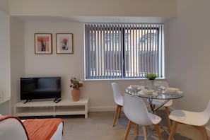 Apartment | Living room | 30-inch TV with digital channels - Apartment Sleeps 2 With Free Parking (Slough)