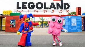 Two LEGO characters in front of the LEGO Windsor sign. - Apartment Sleeps 2 With Free Parking (Slough)