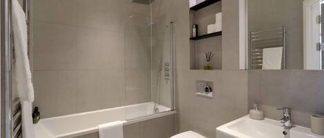 Departamento | Baño | Tina profunda, secadora de cabello, toallas, jabón