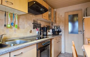 Kühlschrank, Herdplatte, Geschirrspüler, Kochgeschirr/Geschirr/Besteck