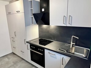 Fridge, microwave, oven, stovetop - HoLiDay ApartMENT Allgäu (Ottobeuren)