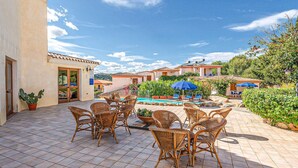 A patio with wicker furniture, a pool, and a view of the surrounding buildings. - 1 bedroom nice apartment in Budoni (Budoni)