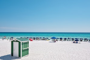 Una spiaggia nelle vicinanze