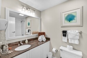Combined shower/bathtub, hair dryer, towels - Sandestin Bayside Studio, Spectacular Bay Views (Miramar Beach)