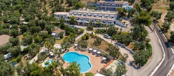 Holiday complex with pool, 5 minutes from the beach, panoramic sea views