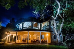 Exterior - w/jacuzzi and beautiful garden view- 10 minutes from the beach! (Ukunda)