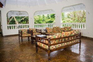 Property grounds - w/jacuzzi and beautiful garden view- 10 minutes from the beach! (Ukunda)
